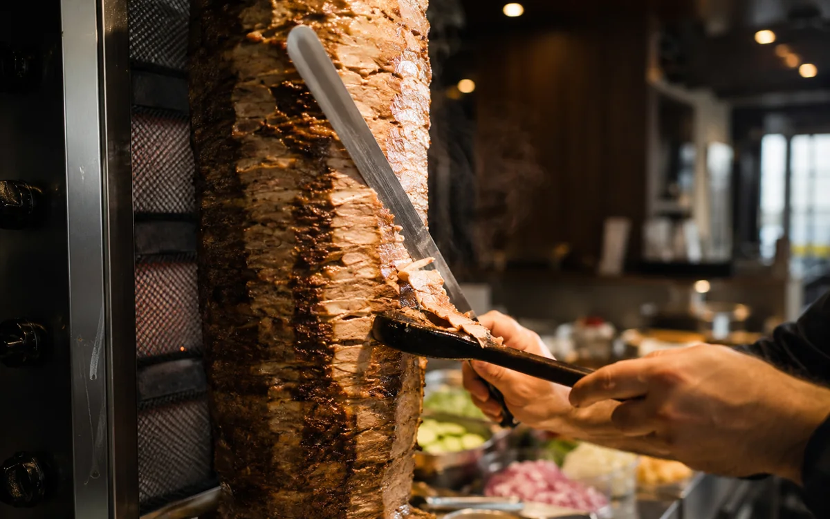 Frisch geschnittener Döner vom Spieß bei KAYA Döner in Himmelstadt